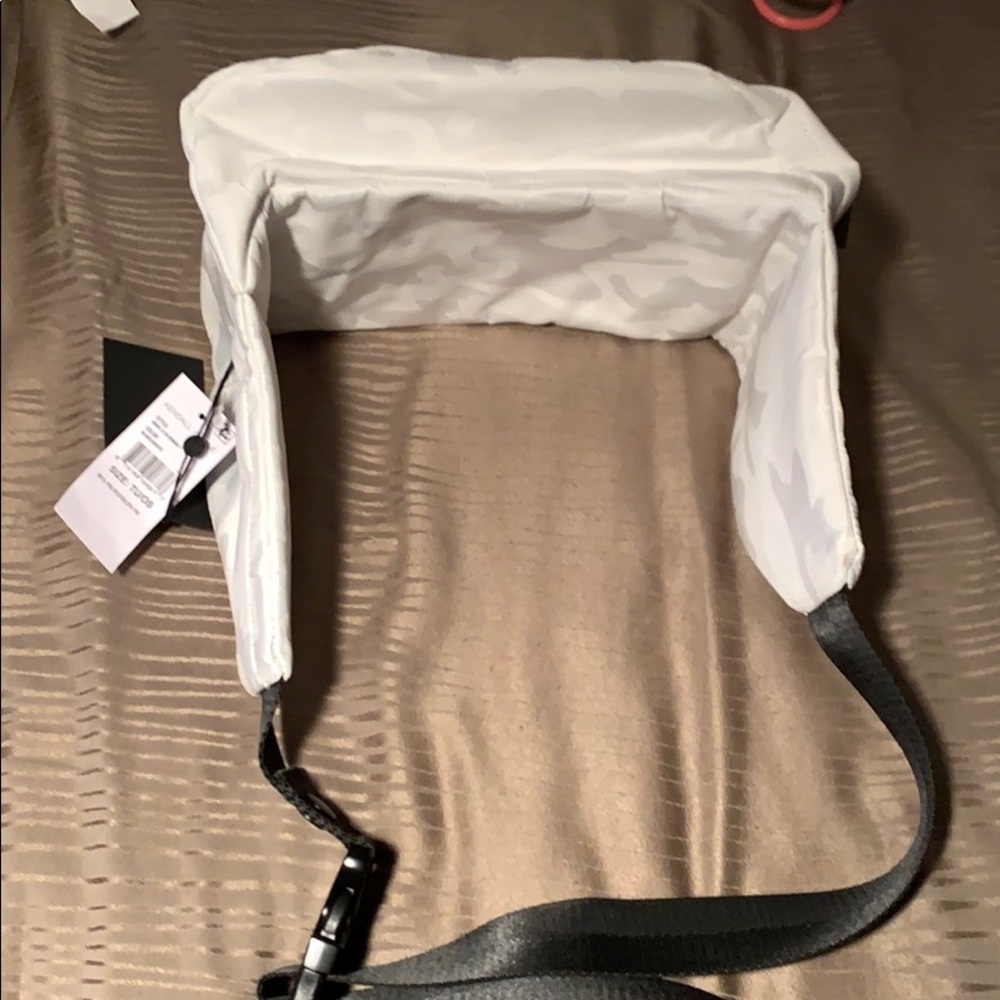 Kendall + Kylie waist bag - Picture 3 of 5